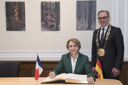 Botschafterin Anne-Marie Descôtes und Oberbürgermeister Andreas Mucke