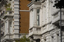 Gründerzeitfassaden im Ausschnitt mit vorspringenden Balkonen und Säulen
