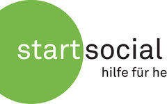Das Logo von "startsocial" zeigt einen grünen Kreis und die Schrift "startsocial - hilfe für Helfer"