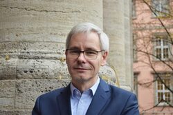 Porträtfoto von Dr. Roland Mönig - ab April 2020 neuer Leiter des Von der Heydt-Museums in Wuppertal