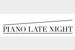 Logo zeigt den Schriftzug "Piano Late Night" in schwarzer Schrift auf weißem Untergrund