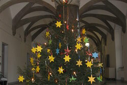 Weihnachtsbaum mit gelben Papiersternen im Verwaltungshaus Elberfeld