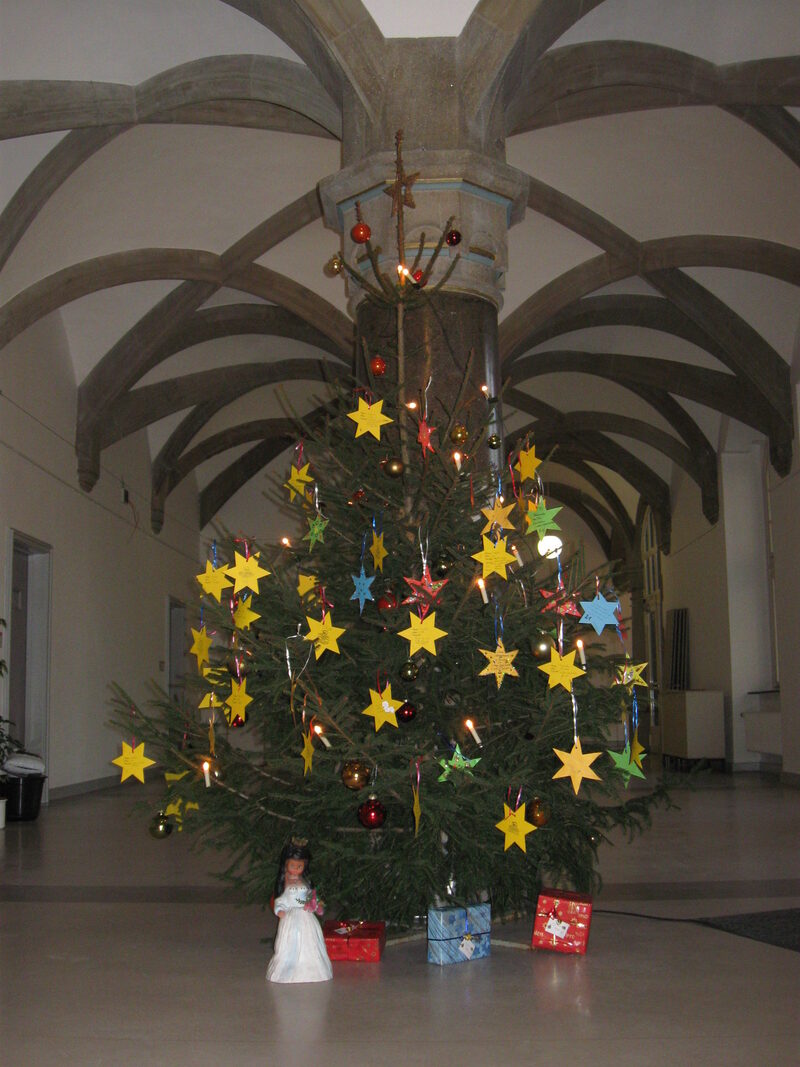 Weihnachtsbaum mit gelben Papiersternen im Verwaltungshaus Elberfeld