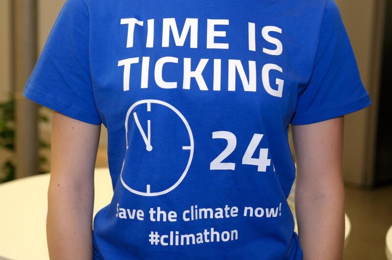 Blaues T-Shirt mit dem Schriftzug: "Time is ticking - save the climate now!"