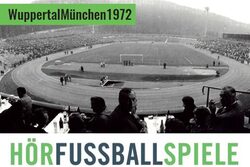 Plakat zeigt historisches Foto, auf dem das Spielfeld des Zoostadions zu sehen ist. Zudem stehen zahlreiche Informationen zur Veranstaltung Hörfußballspiel "Wuppertal München 1972" auf dem Plakat.