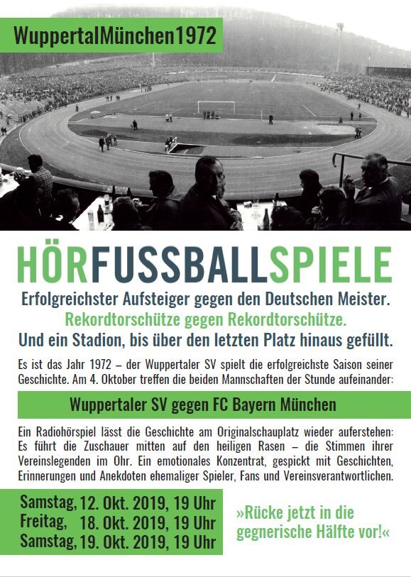 Plakat zeigt historisches Foto, auf dem das Spielfeld des Zoostadions zu sehen ist. Zudem stehen zahlreiche Informationen zur Veranstaltung Hörfußballspiel "Wuppertal München 1972" auf dem Plakat.