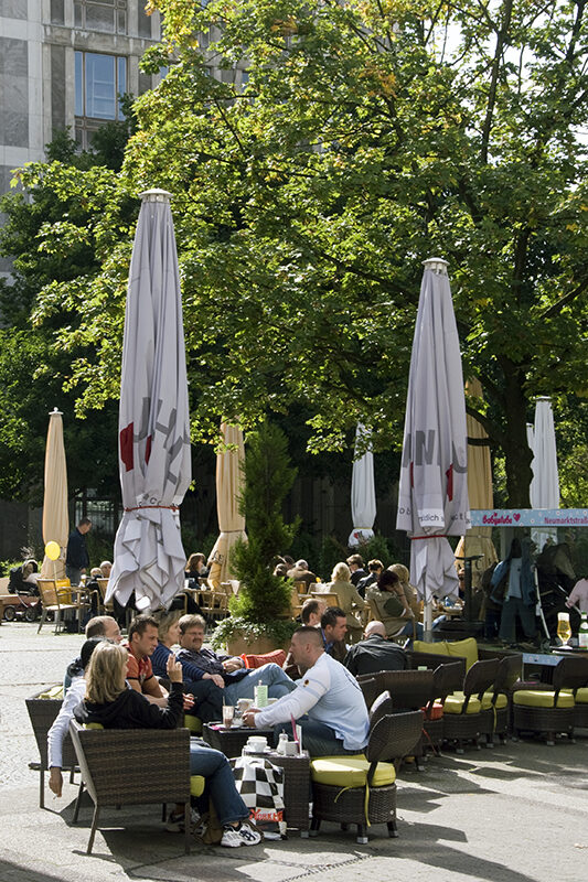 Gastronomie in Elberfeld - Menschen an Tischen in der Sonne