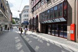 Blick in die Barmer Fußgängerzone, Passanten und Sparkassengebäude im Vordergrund