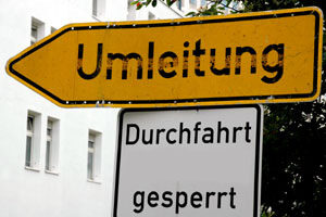 Schilder mit den Aufschriften "Umleitung" und "Durchfahrt gesperrt"