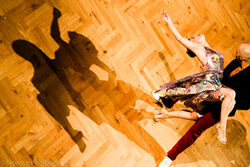 Foto zeigt Tango-tanzendes Paar aus der Vogelperspektive, auf dem Boden ist der Schatten des Paares zu sehen.