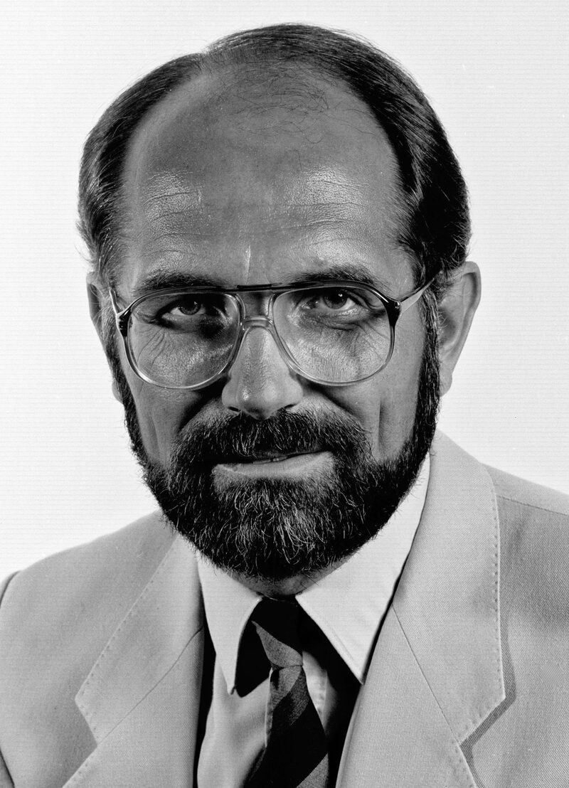 Schwarz/weiß-Portrait Dr. Bodo Richter. Mann mit Vollbart und Brille