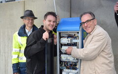 Im Rahmen seines Besuchs im Eulenhorst nahm Oberbürgermeister Mucke eine E-Tankstelle in Gebrauch