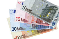 Euroscheine auf weißem Hintergrund