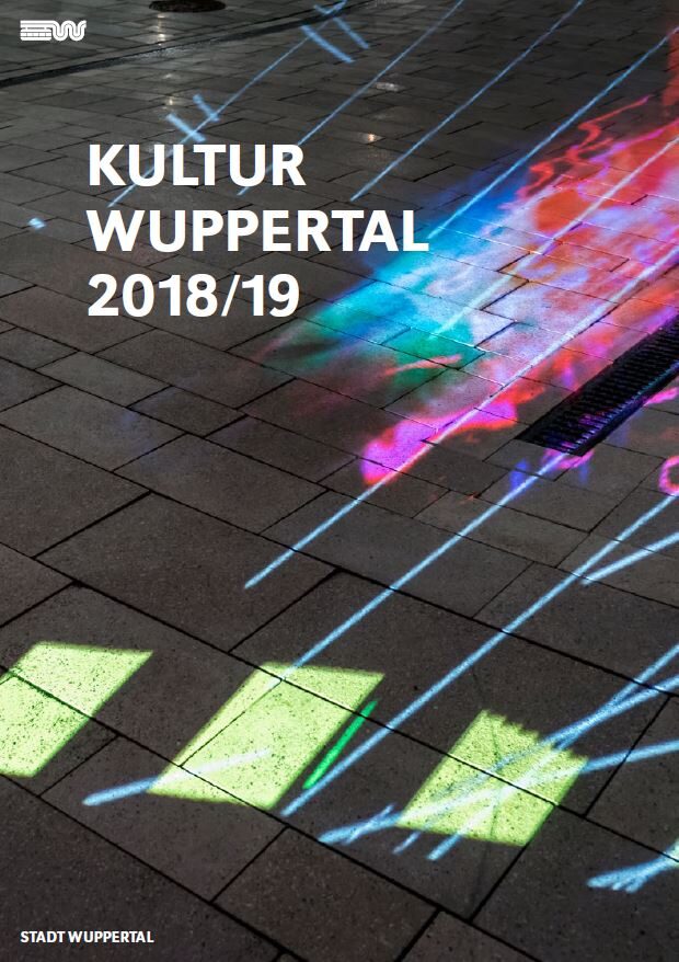 Titelseite des Kulturberichtes 2018/2019 zeigt ein illuminiertes Straßenpflaster und den weißen Schriftzug "Kultur Wuppertal 2018/19"