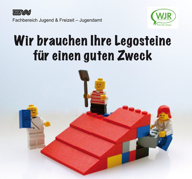 Der Flyer zur Aktion zeigt eine Legostein-Rampe und Playmobil-Männchen