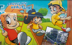 Eine Postkarte zur Spielplatz-Einweihung zeigt gemalte Kinder beim Spielen und ein Foto vom Spielplatz