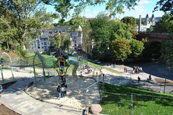Blick auf einem Wuppertaler Spielplatz mit Klettergerüst und Röhrenrutsche