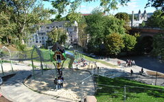 Blick auf einem Wuppertaler Spielplatz mit Klettergerüst und Röhrenrutsche