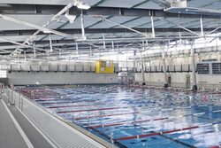 Innenraum des Schwimmsportleistungszentrum: Halle mit großem Schwimmbecken