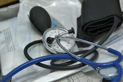 Eine Blutdruckmessmanschette und ein Stetoskop