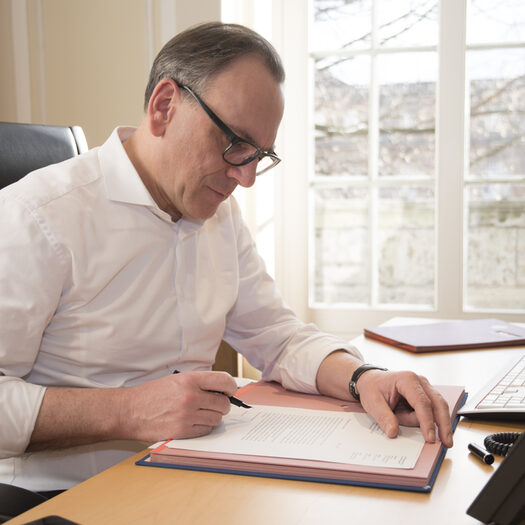 Oberbürgermeister Andreas Mucke am Schreibtisch