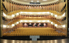 Der leere Zuschauerraum des Opernhauses mit seinen ockerfarbenen Sitzen und zwei Rängen