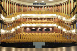 Der leere Zuschauerraum des Opernhauses mit seinen ockerfarbenen Sitzen und zwei Rängen