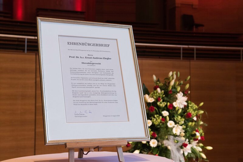 Die Urkunde zur Verleihung der Ehrenbürgerwürde