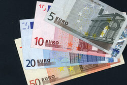 Euro-Scheine vor schwarzem Hintergrund