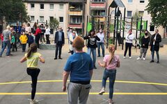 Kinder tanzen zur Eröffnung des Spielplatzes