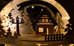 Blick auf kleines Holzhaus aus einem traditionellen Lichterborgen