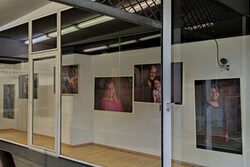 Blick ins Schaufenster: Fotos der Ausstellung sind zu sehen