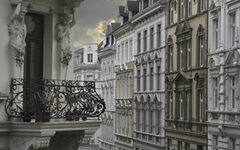 Ein Balkon und Fassaden der Gründerzeithäuser in der Marienstraße in Elberfeld