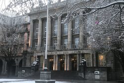 Das Rathaus im Winter mit Schnee auf den Bäumen und dem Johannes-RAu-Platz