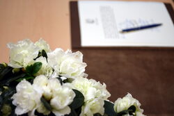 Kondolenzbuch mit Blumen im Rathaus Barmen