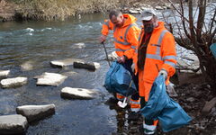 Mitarbeiter des Wupperverbands sammeln Müll am Wupperufer