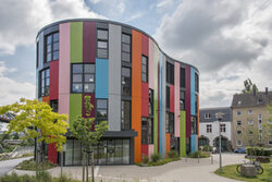 Das Gebäude der Wuppertaler Junior Uni an der Wupper, ein moderner Bau in amorpher Form in vielen bunten Farben