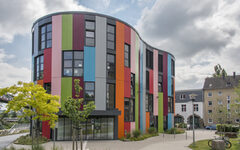 Das Gebäude der Wuppertaler Junior Uni an der Wupper, ein moderner Bau in amorpher Form in vielen bunten Farben