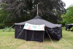 Ein Zelt mit dem Klima-Kicker-Logo