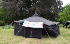 Ein Zelt mit dem Klima-Kicker-Logo