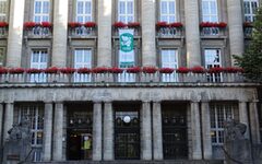 Das Rathaus in Barmen, an dessen Fassade die "Mayors for Peace"-Fahne zu sehen ist