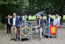 Oberbürgermeister Andreas Mucke und Sozialdezernent Dr. Stefan Kühn mit ihren Mitarbeitern auf dem Spielplatz