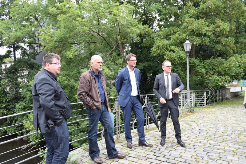 Oberbürgermeister Andreas Mucke mit Vertretern der Verwaltung und des Wupperverbands an der Alten Zollbrücke in Heckinghausen