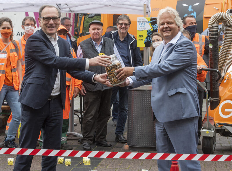 Auf dem Vohwinkeler Wochenmarkt machten Oberbürgermeister Andreas Mucke (links) und Martin Bickenbach, AWG-Geschäftsführer (rechts) Werbung für die gemeinsame Aktion