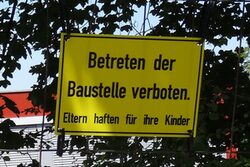Symbolbild: Baustellen-Schild mit der Aufschrift "Betreten der Baustelle verboten, Eltern haften für ihre Kinder"