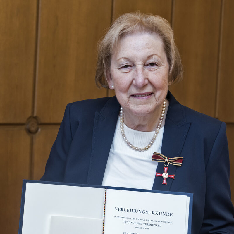 Renate Warnecke mit der Verleihungsurkunde des Bundespräsidenten