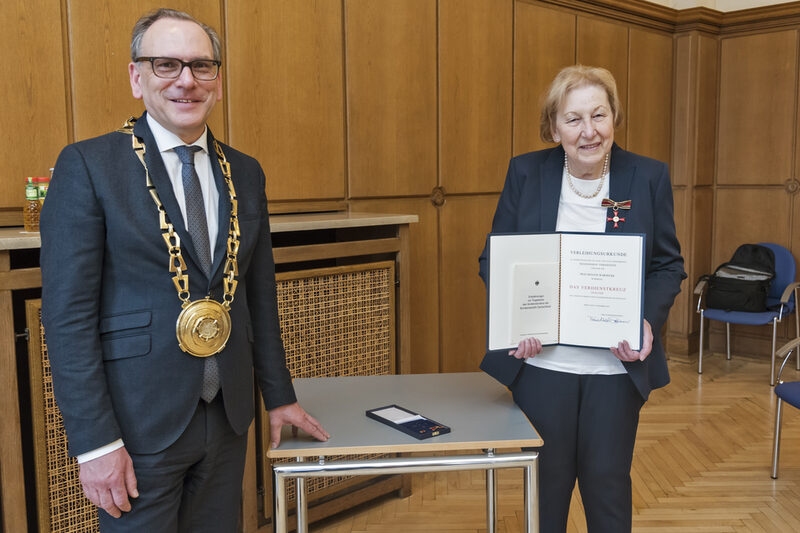 Oberbürgermeister Andreas Mucke mit Amtskette und Renate Warnecke mit Auszeichnung