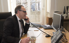 Oberbürgermeister Mucke telefonierend am Schreibtisch