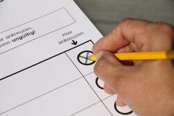 Symbolbild: Hand macht Kreuzchen auf Wahlbogen