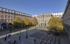 Blick auf das Rathaus und den Johannes-Rau-Platz